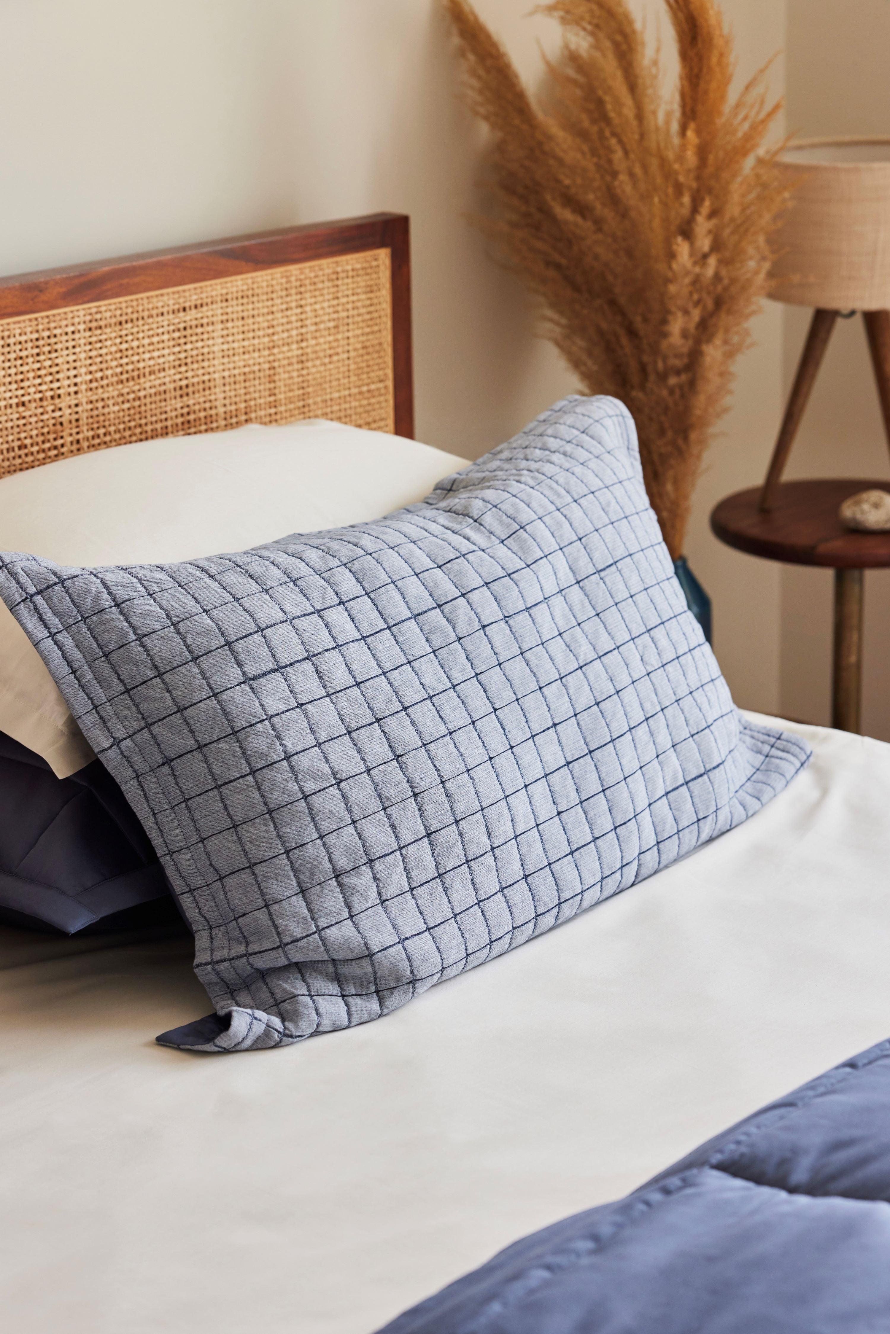 Blue coverlet set in cotton.