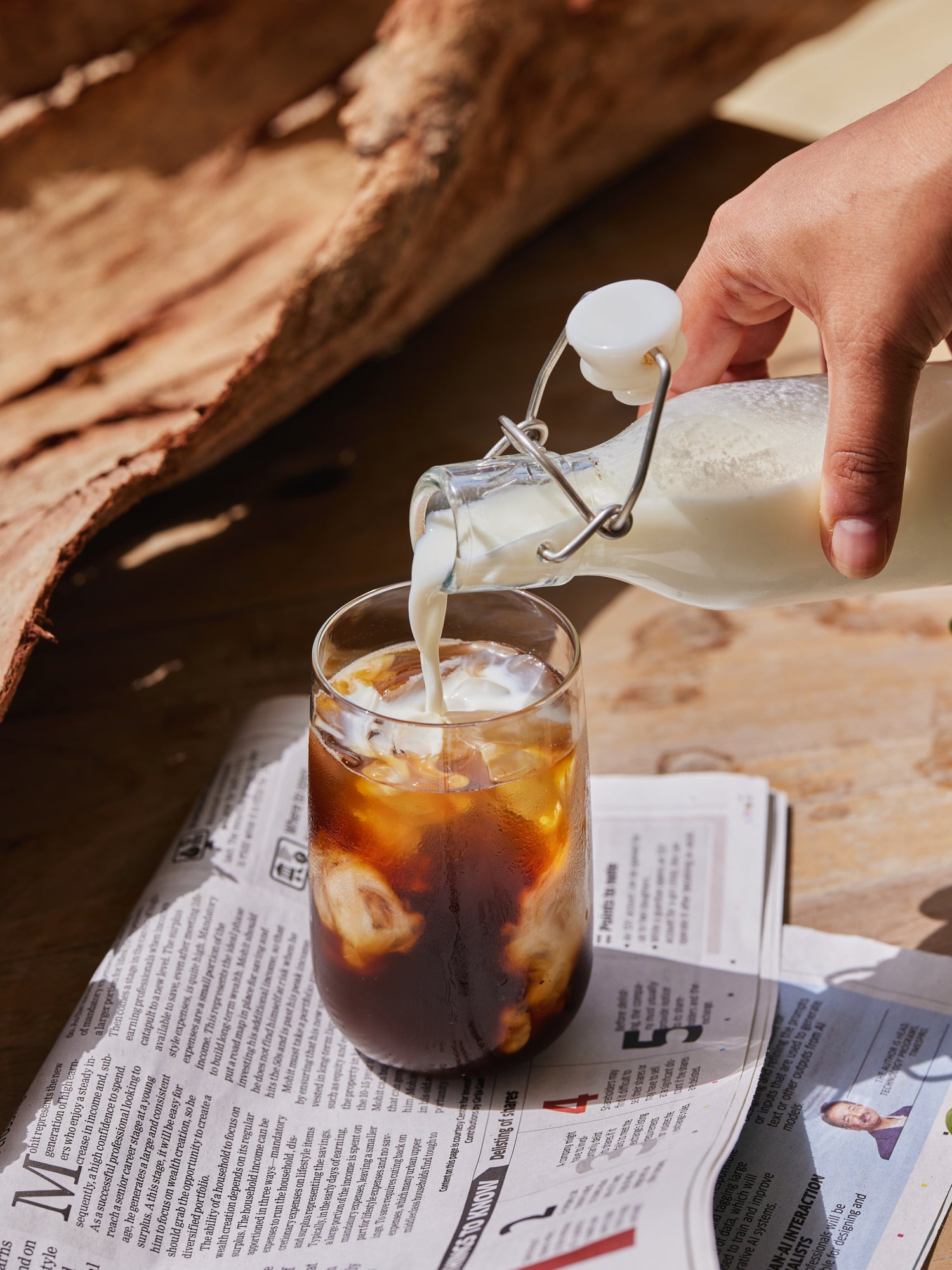 Cremini borosilicate large tumbler with milk pouring