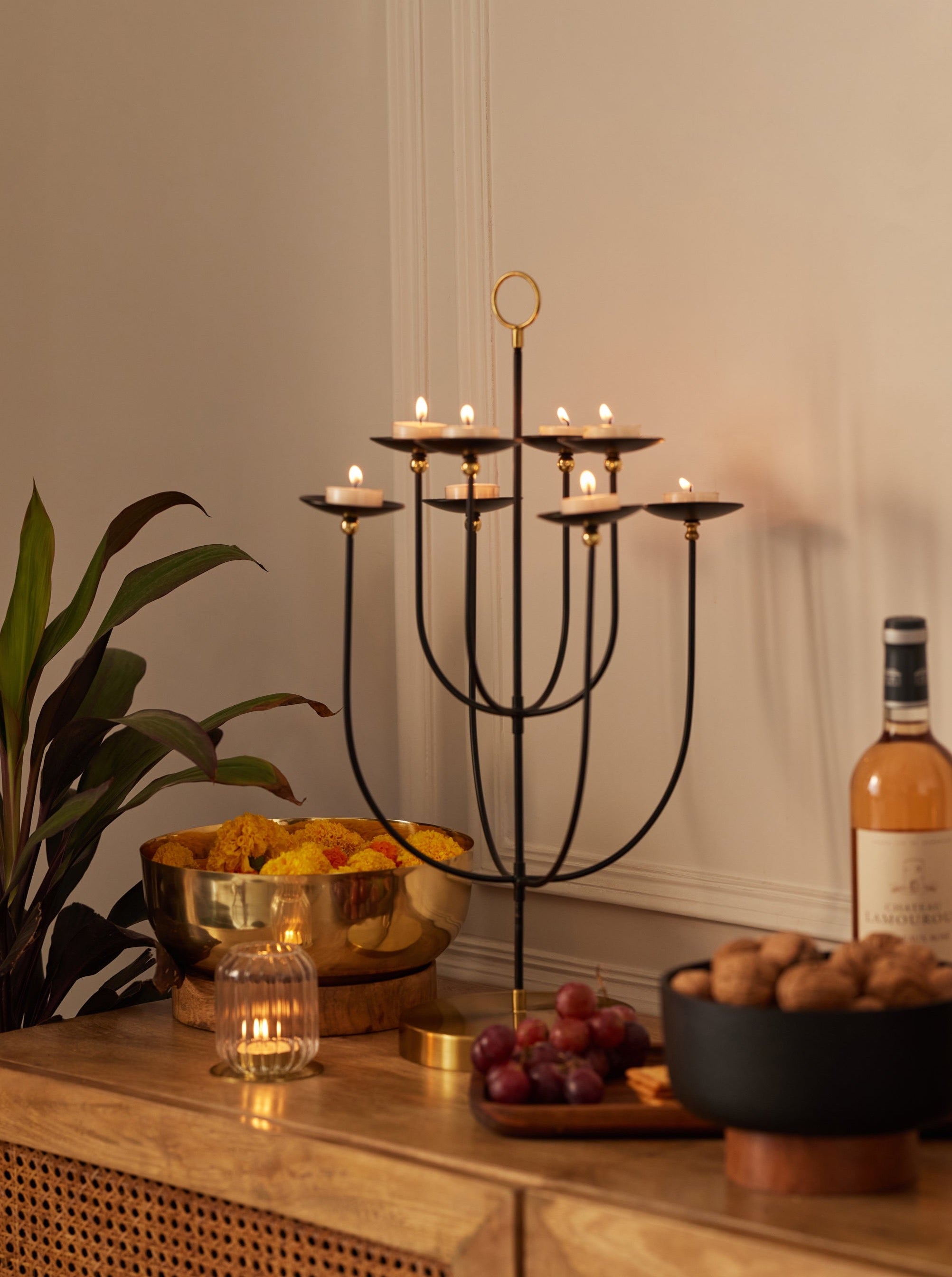Daisy Black Candelabra 8 flowers with tea light candles