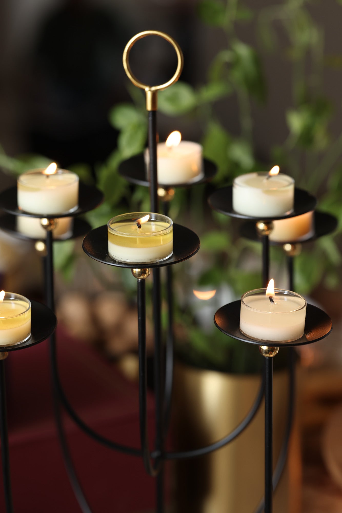 Centerpiece with tealight holder in black.
