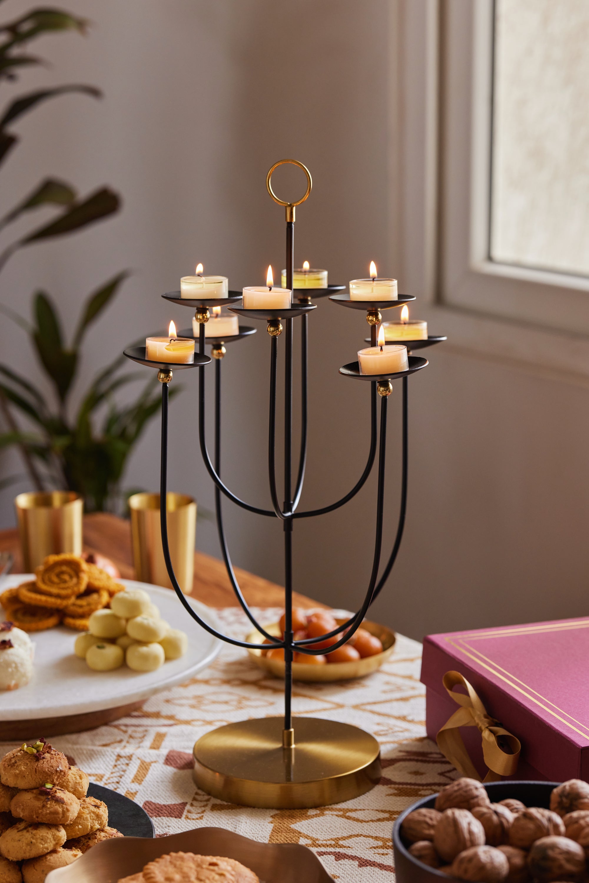 Daisy Candleabra 8 flowers tealight holder.