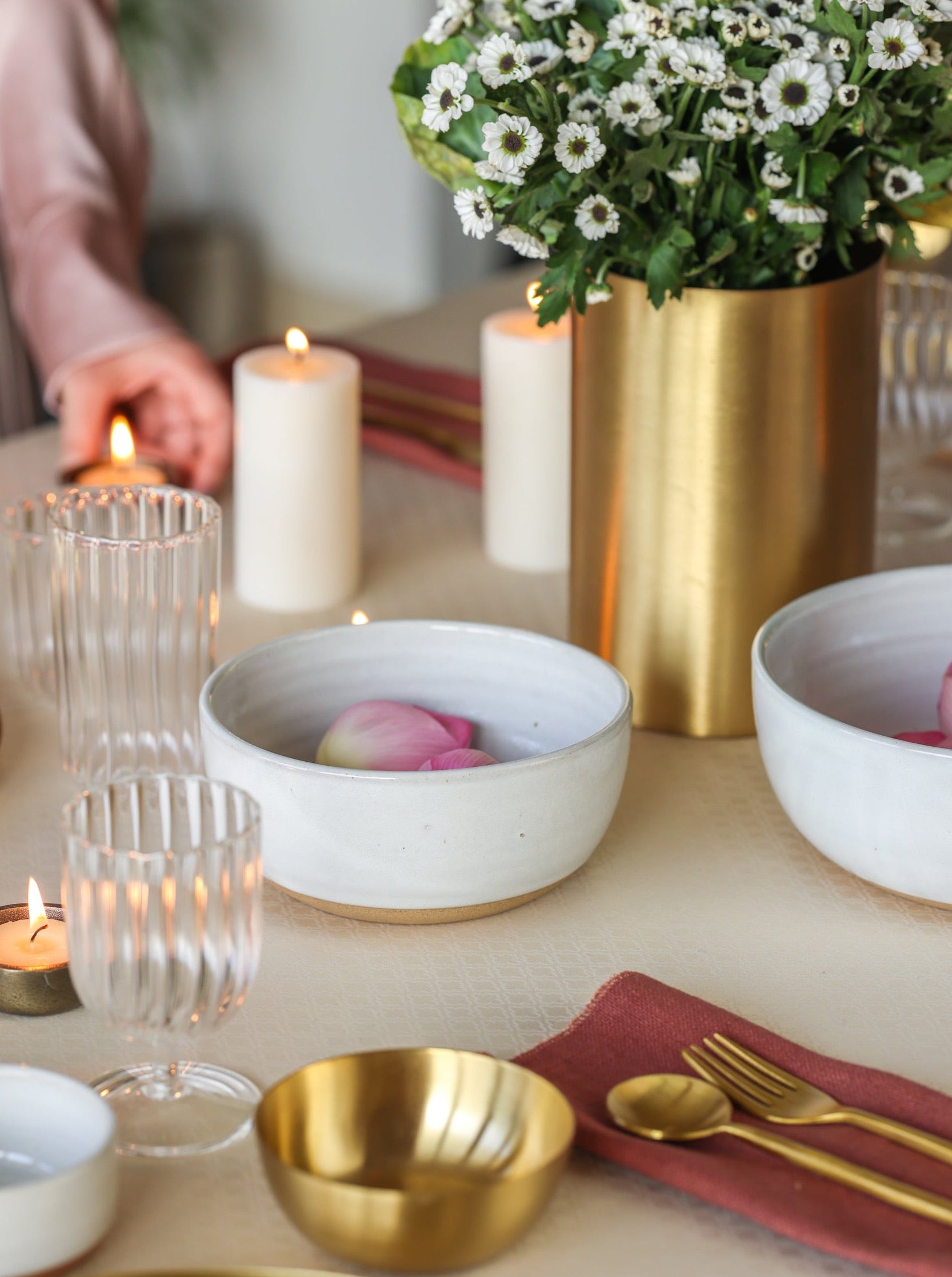 Snowdrop small serving bowl in setting
