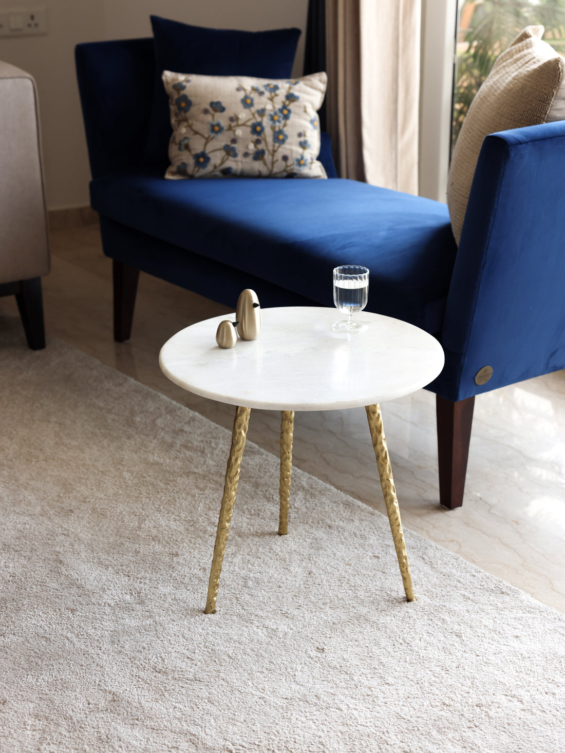 Stilk Side table with gold legs and marble top