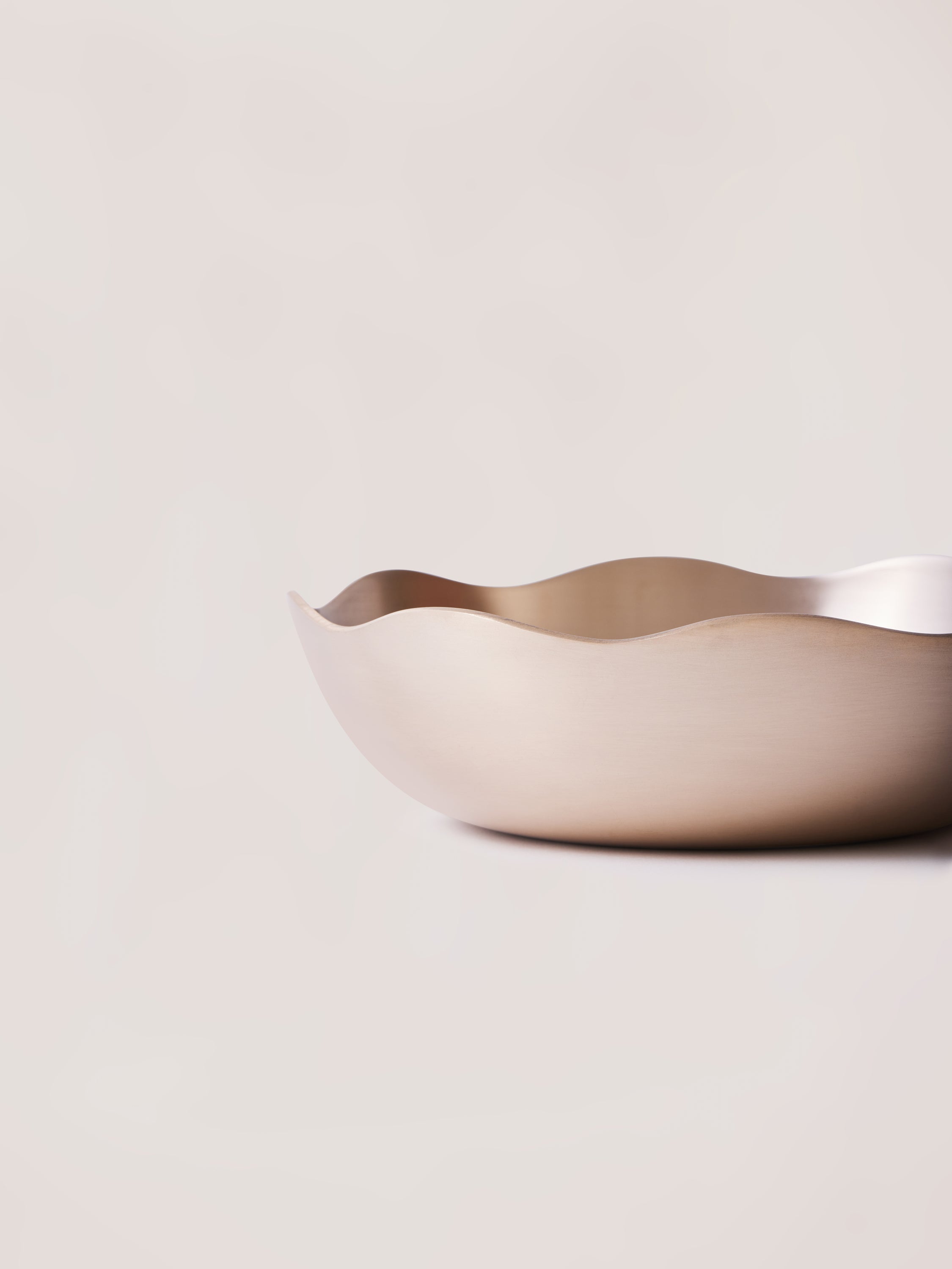 Luxe kansa floral serving bowl 8.5 inch close up