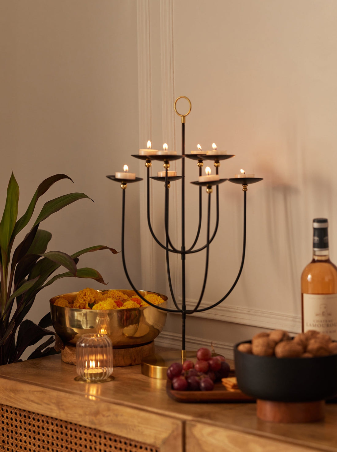 Daisy Black Candelabra 8 flowers with tea light candles