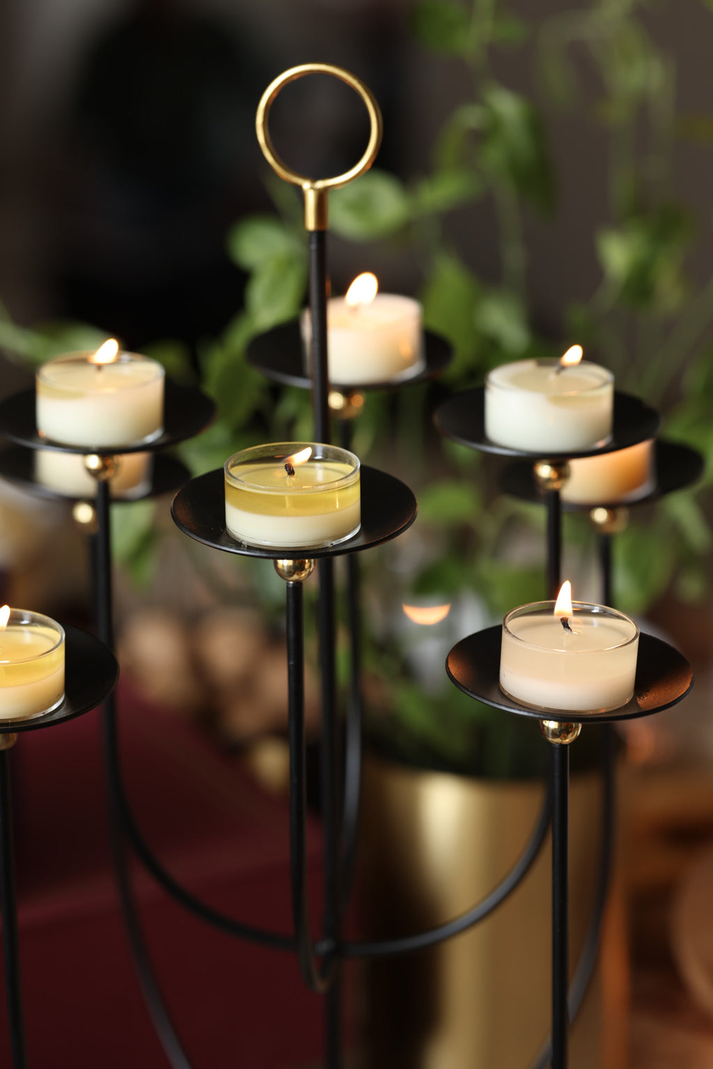 Centerpiece with tealight holder in black.