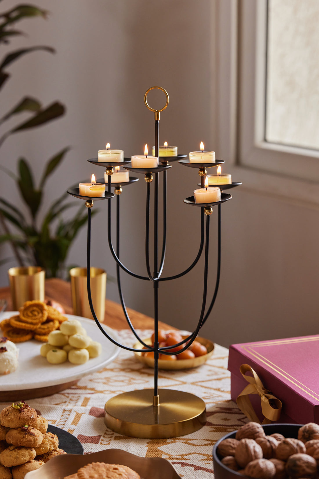 Daisy Candleabra 8 flowers  tealight holder.