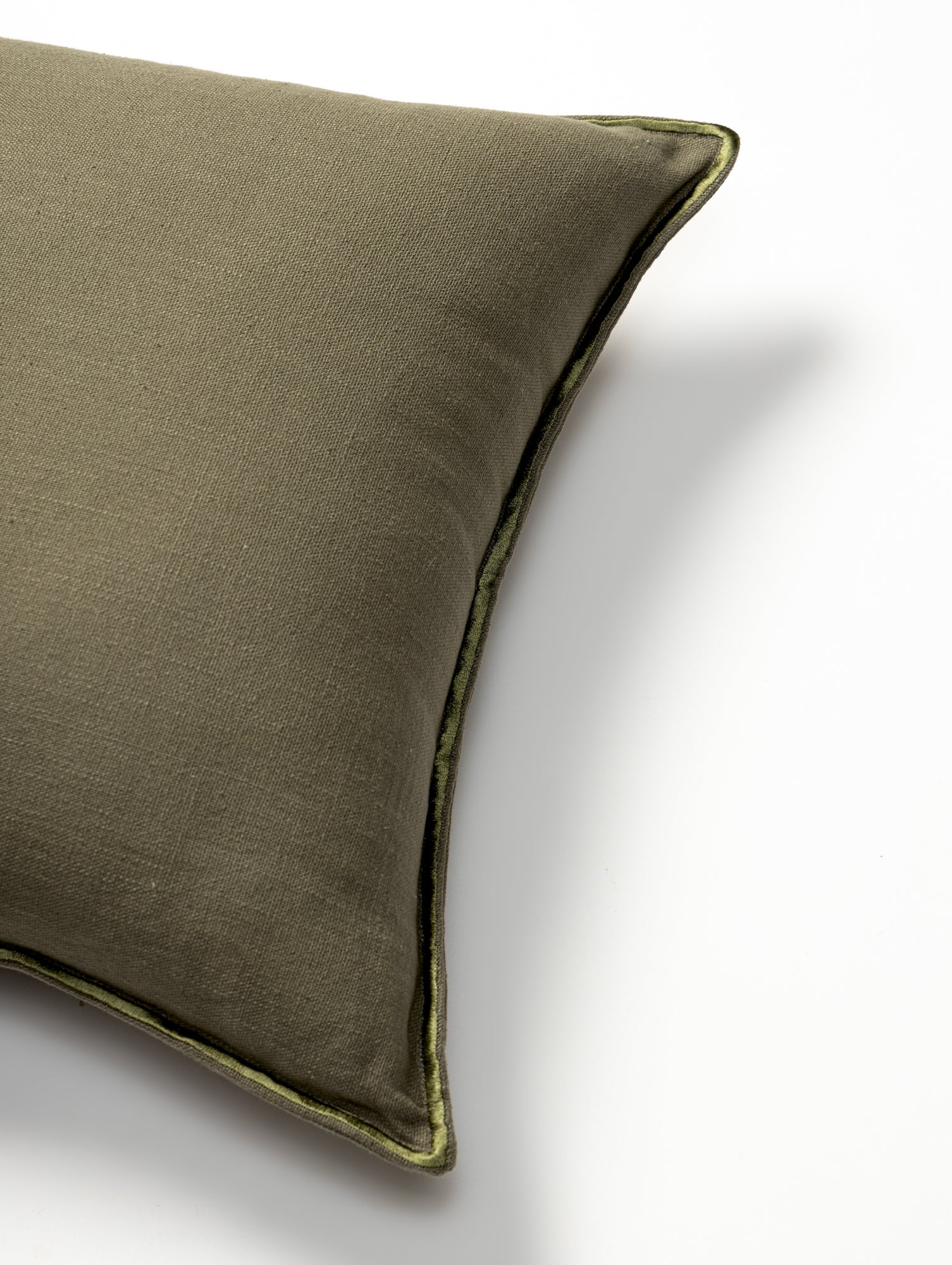 Olive green cushion cover in 100% cotton.