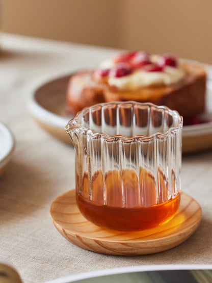 Small glass pourer for drinks 