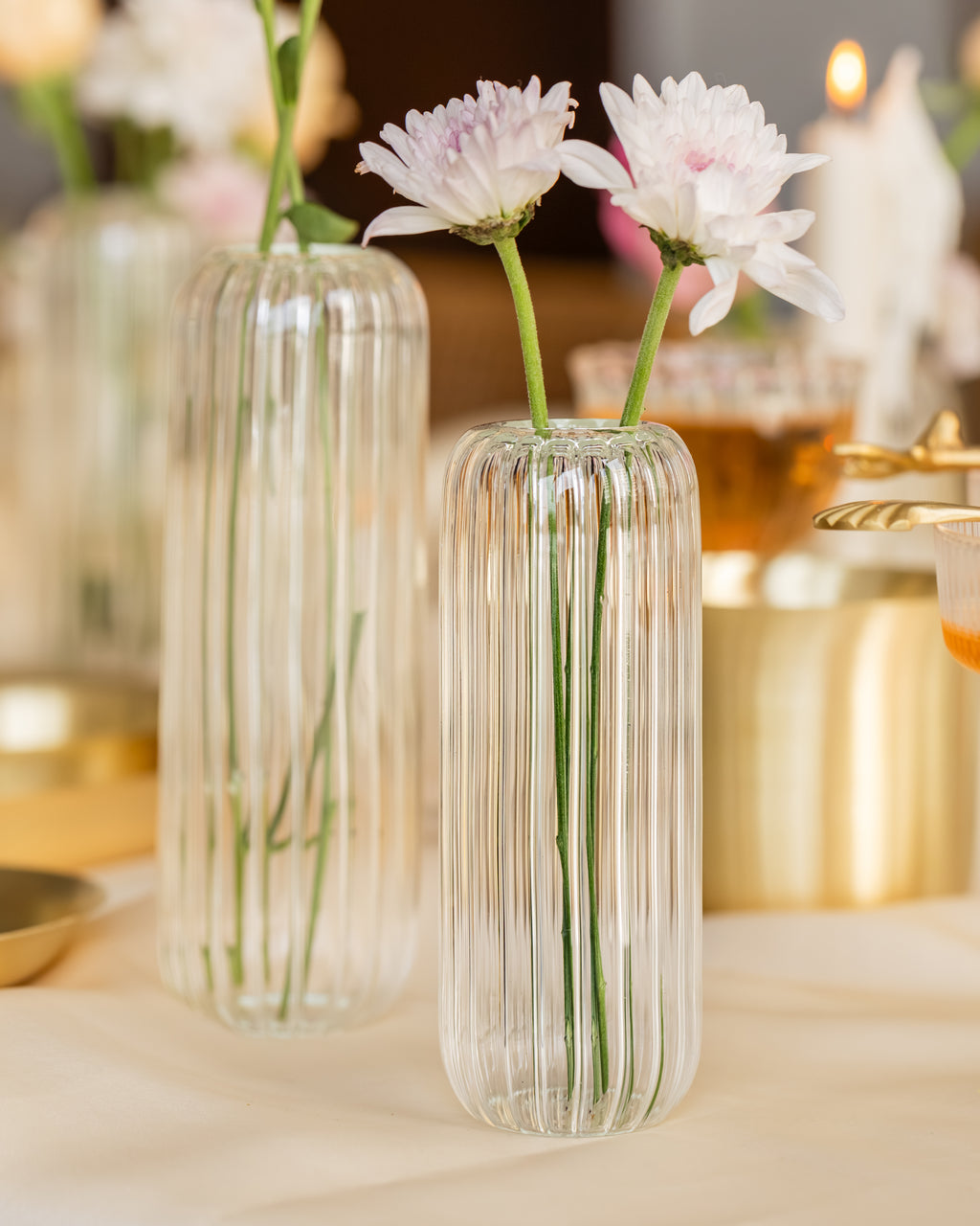Clear glass flower vase with white and pink flowers. 