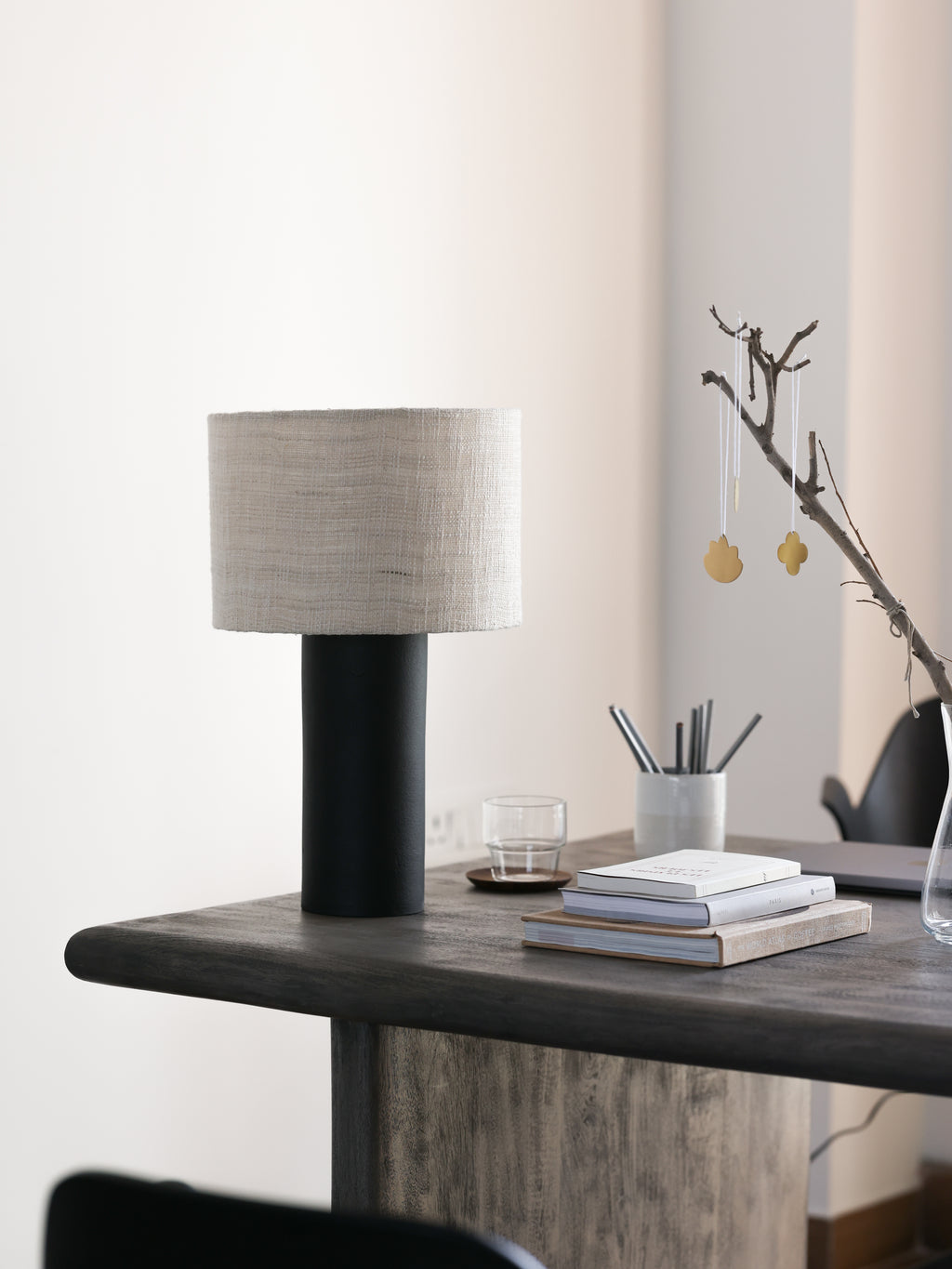 Noir_cast_aluminium_table_lamp
