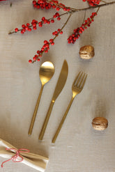 Golden 3 piece cutlery set.