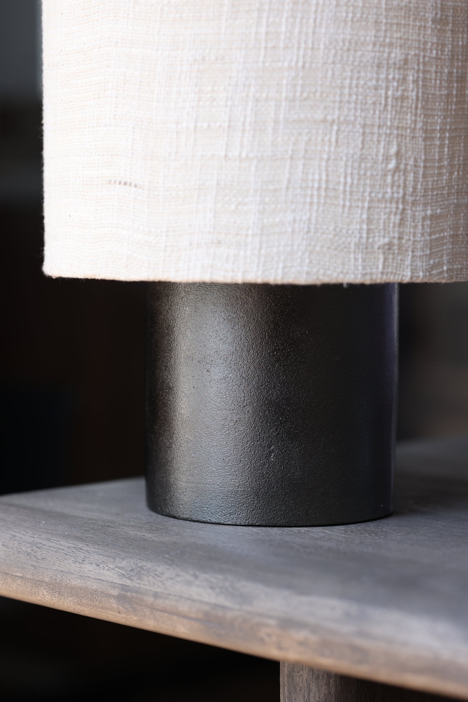 Textured black table lamp made with cast aluminium